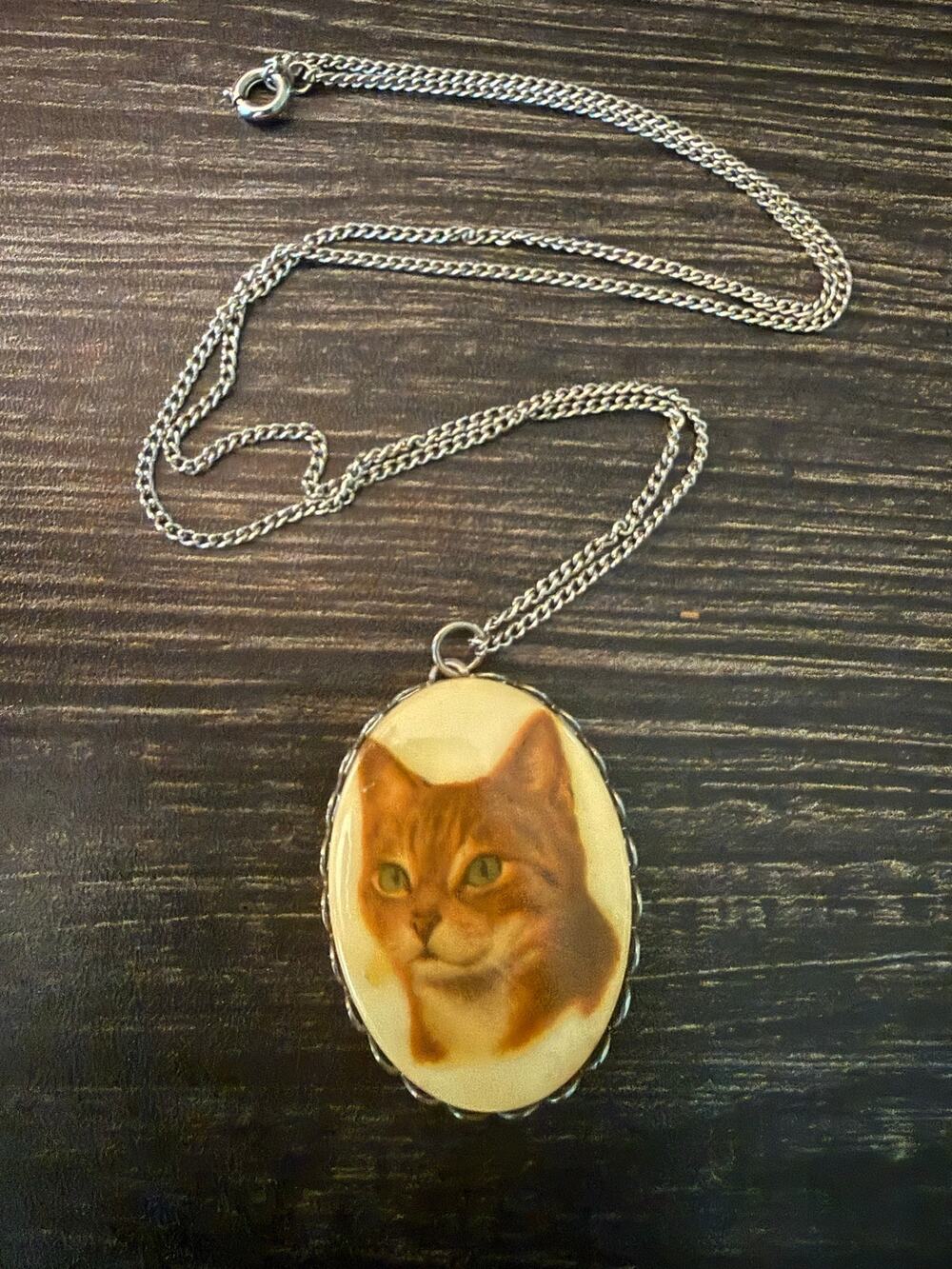 Vintage PLASTIC CAT Cabochon Orange KITTY Cameo Pendant Necklace